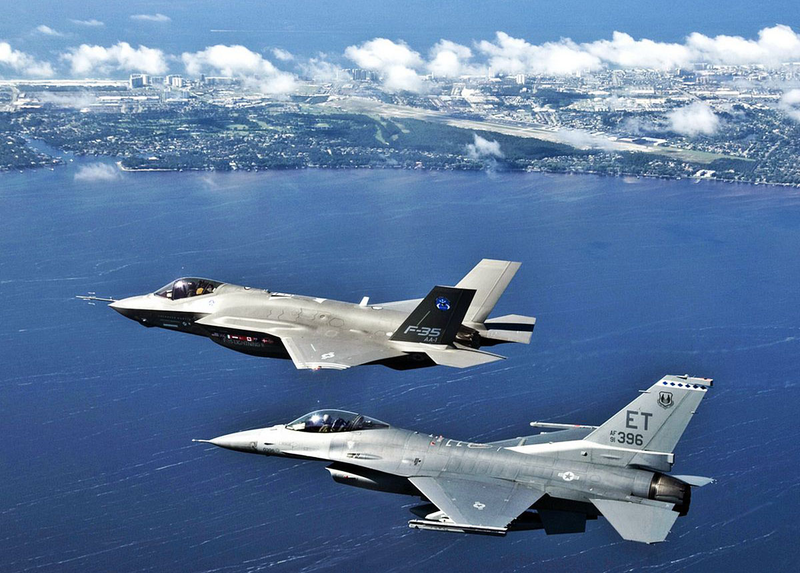 Illustration for article titled El casco del F-35 es tan grande que no permite a los pilotos maniobrar
